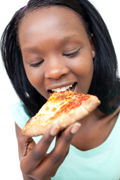 Chica adolescente encantada comiendo una pizza