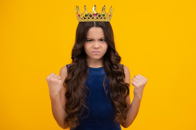 Chica adolescente enojada molesta e infeliz emoción negativa Princesa adolescente celebra el éxito y la victoria Chica adolescente en la corona de la reina