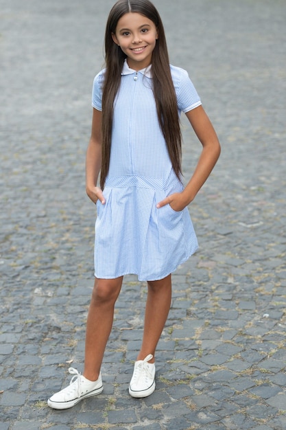 Chica adolescente con estilo alegre en la foto de la calle de chica adolescente con estilo chica adolescente con estilo