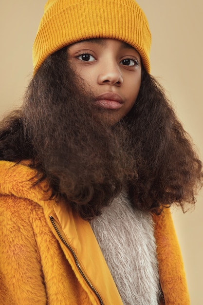 Chica adolescente con estilo en ropa de abrigo de moda