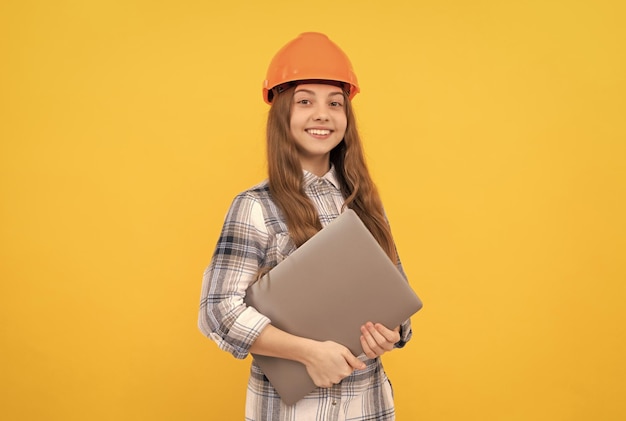 Chica adolescente feliz en casco y camisa a cuadros con cursos en línea para portátiles