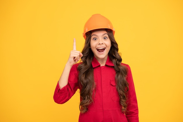 Chica adolescente feliz con casco de seguridad inspirado con inspiración de ideas