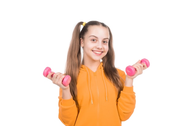 Chica adolescente feliz con deporte con mancuernas y entrenamiento infantil de fitness con pesas salud infantil