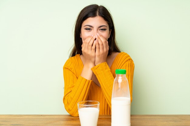 Foto chica adolescente feliz desayunando leche