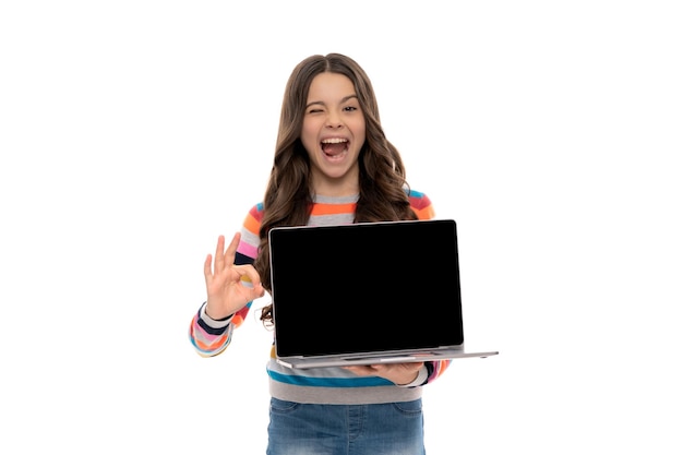 Chica adolescente feliz estudiar educación en línea haciendo presentación en pantalla de espacio de copia de computadora ok