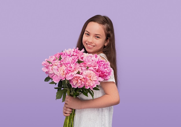 Chica adolescente feliz con flores rosas