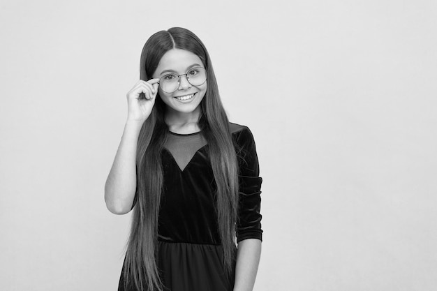 Chica adolescente feliz con gafas debido a la mala vista copia espacio salud