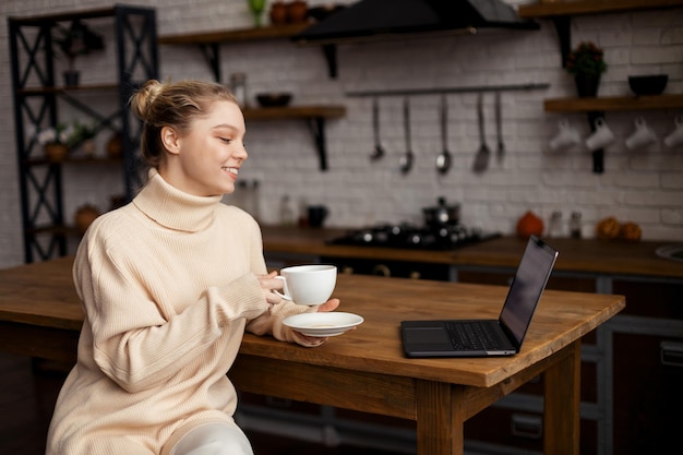 Chica adolescente feliz revisando las redes sociales usando una computadora portátil en casa Usando una computadora portátil para comprar pedidos en línea