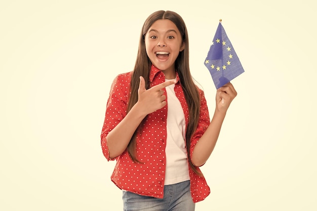 Chica adolescente feliz señalando con el dedo la visa turística de los países schengen de la bandera de la unión europea