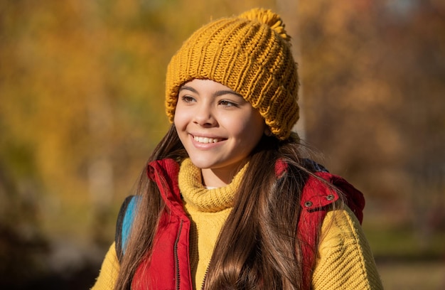 Chica adolescente feliz con sombrero al aire libre en la temporada de otoño