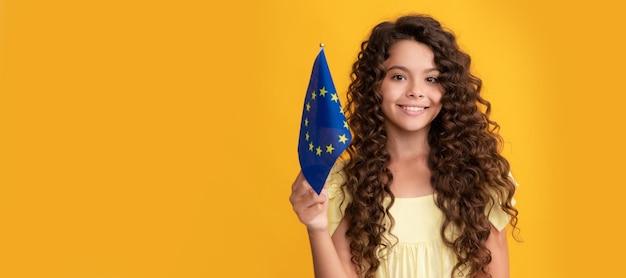 Chica adolescente feliz sostener la educación de la bandera de la unión europea en el extranjero Cartel horizontal de cara de niño aislado