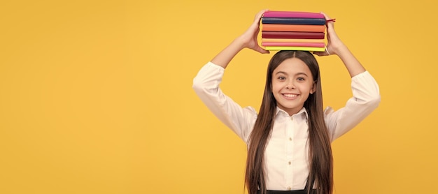 Chica adolescente feliz en uniforme escolar mantenga conocimiento de la pila de libros Retrato de colegiala estudiante estudio banner encabezado Escuela niño cara copyspace