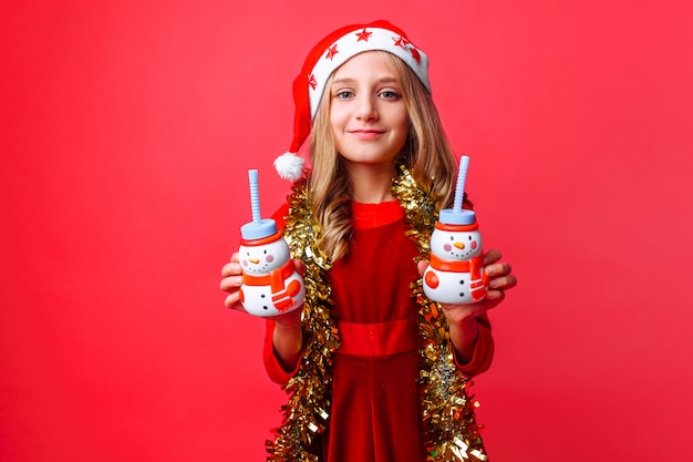 Chica adolescente con gorro de Papá Noel y oropel en el cuello