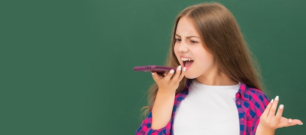 Chica adolescente gritando usar ropa retro infancia negociación comunicación Retrato de colegiala estudiante estudio banner encabezado Escuela niño cara copyspace