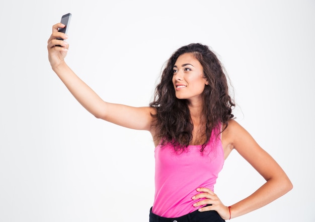 Chica adolescente haciendo foto selfie en smartphone