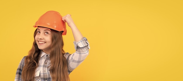 Chica adolescente ingeniero Chica adolescente divertida en casco y construcción de camisa a cuadros Niño en diseño de cartel horizontal de casco Espacio de copia de encabezado de banner