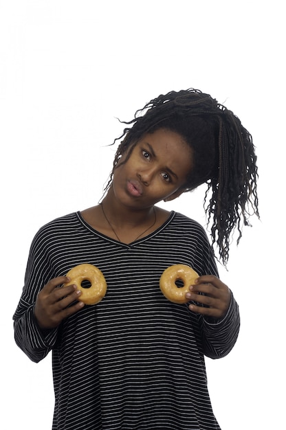 Chica adolescente jugando con un donut