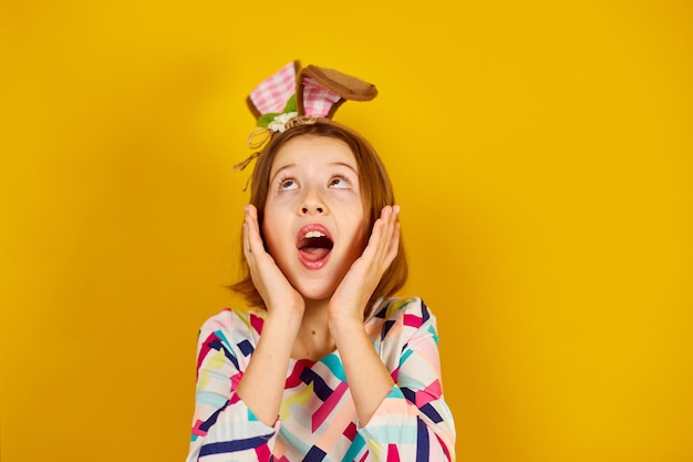 Chica adolescente juguetona feliz con orejas de conejo