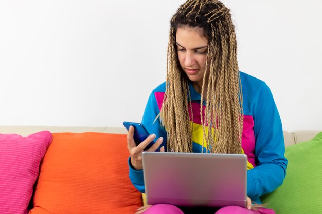 Foto una chica adolescente linda haciendo compras en línea con su tarjeta de crédito y una computadora portátil en casa