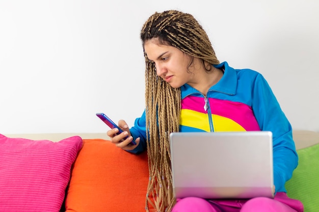 Foto una chica adolescente linda haciendo compras en línea con su tarjeta de crédito y una computadora portátil en casa