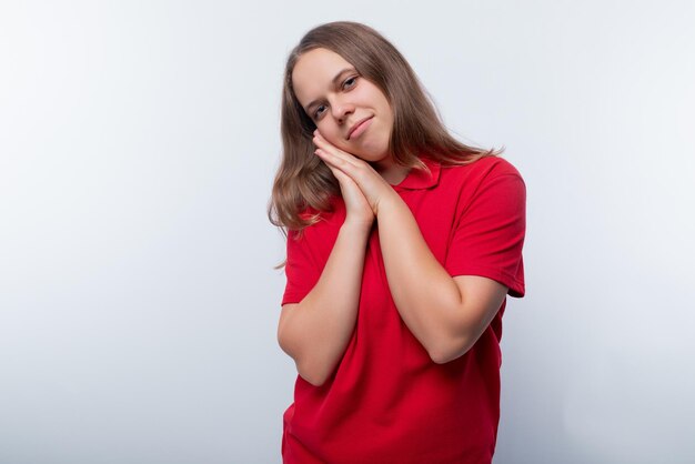 Una chica adolescente linda sonriendo dulcemente