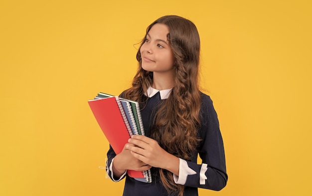 Chica adolescente lista para estudiar infancia feliz niño positivo va a hacer la tarea adolescente