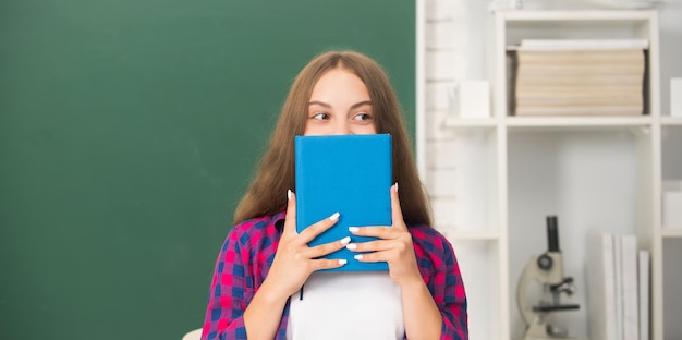 Chica adolescente lista para estudiar niño hacer la tarea con libro adolescente estudiante educación moderna