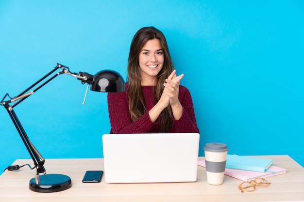 Chica adolescente en una mesa con su pc