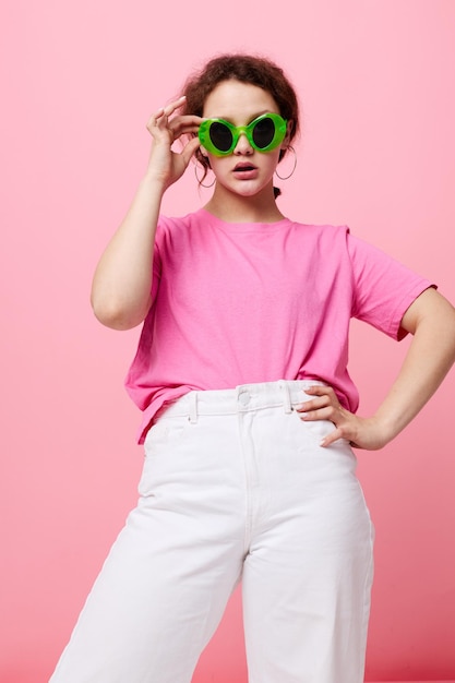 Chica adolescente modelo moda verde gafas rosa camiseta decoración posando