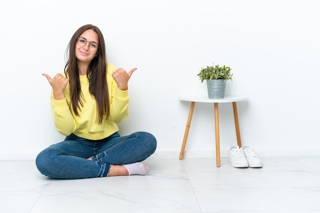 Foto chica adolescente con muchas verduras apuntando hacia arriba y sorprendida