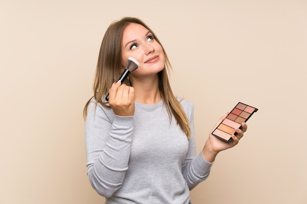 Chica adolescente con paleta de maquillaje