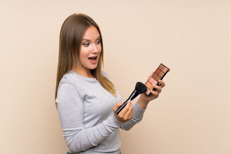 Foto chica adolescente con paleta de maquillaje