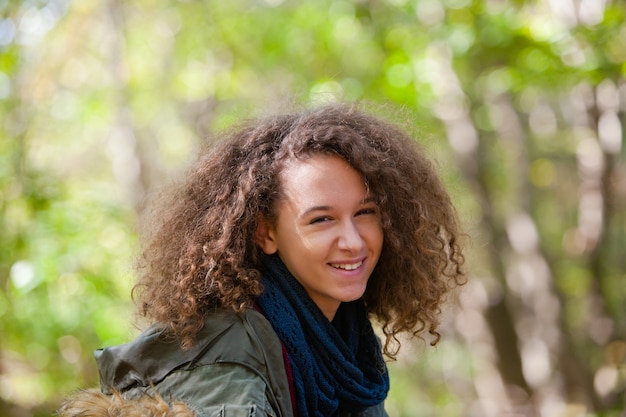 Chica adolescente en el parque de otoño