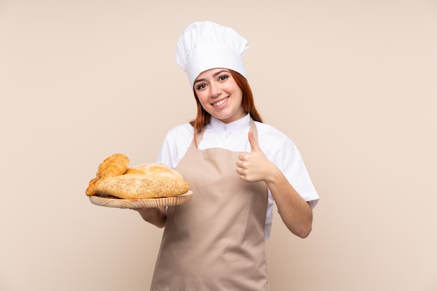 Chica adolescente pelirroja en uniforme de chef.