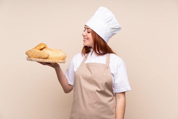 Chica adolescente pelirroja en uniforme de chef.