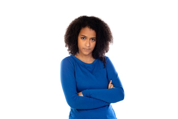 Chica adolescente con pelo afro vistiendo suéter azul aislado