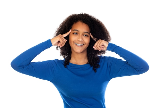 Chica adolescente con pelo afro vistiendo suéter azul aislado