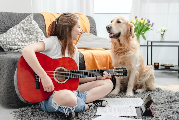 Chica adolescente practicando guitarra