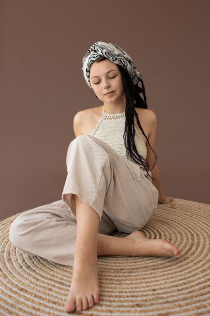 Foto chica adolescente con ropa hippie y rastas