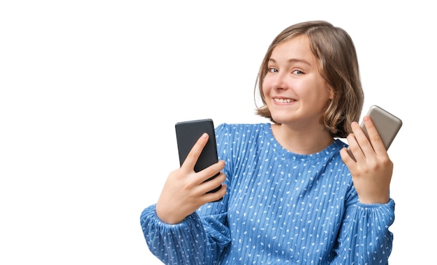 Chica adolescente sonriente con smartphones aislado en blanco