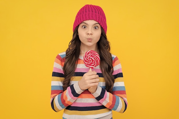 Chica adolescente sorprendida con la infancia de dulces de piruleta