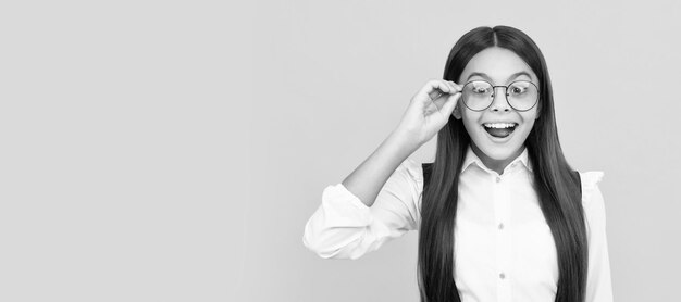 Chica adolescente sorprendida en uniforme escolar y anteojos para gafas de protección de la visión Cara de niño cartel horizontal adolescente chica aislada retrato banner con espacio de copia