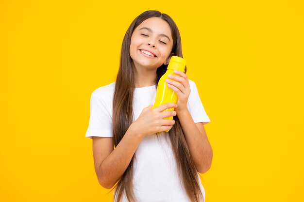 Chica adolescente sostenga una botella de agua Botella de agua y vida sana Salud y equilibrio hídrico Concepto de bebidas y bebidas