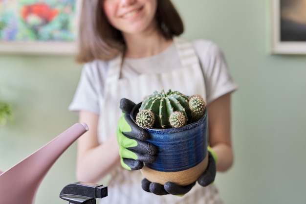 Chica adolescente sosteniendo cactus en maceta. Pasatiempos y ocio, jardinería doméstica, planta de interior, concepto de amigos en maceta