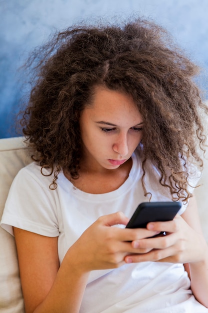 Chica adolescente con telefono movil