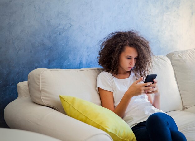 Chica adolescente con telefono movil