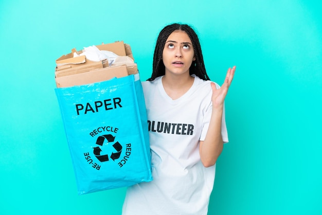 Chica adolescente con trenzas sosteniendo una bolsa para reciclar estresada abrumada