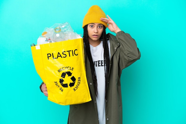 Chica adolescente con trenzas sosteniendo una bolsa para reciclar se ha dado cuenta de algo y tiene la intención de encontrar la solución