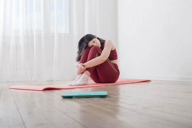 Foto chica adolescente triste en el piso con escalas