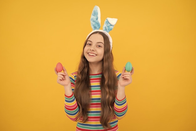 Chica adolescente usa orejas de conejo caza de huevos de conejito de pascua simplemente divirtiéndose expresando emociones positivas